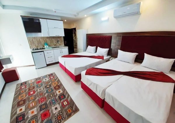 هتل آپارتمان نوعی مکان اقامتی اجاره‌ای است ، دارای واحد یا سوئیت‌های جداگانه ای هستند که مانند اتاقها و سوئیت‌های یک هتل به مسافران اجاره داده می‌شوند.